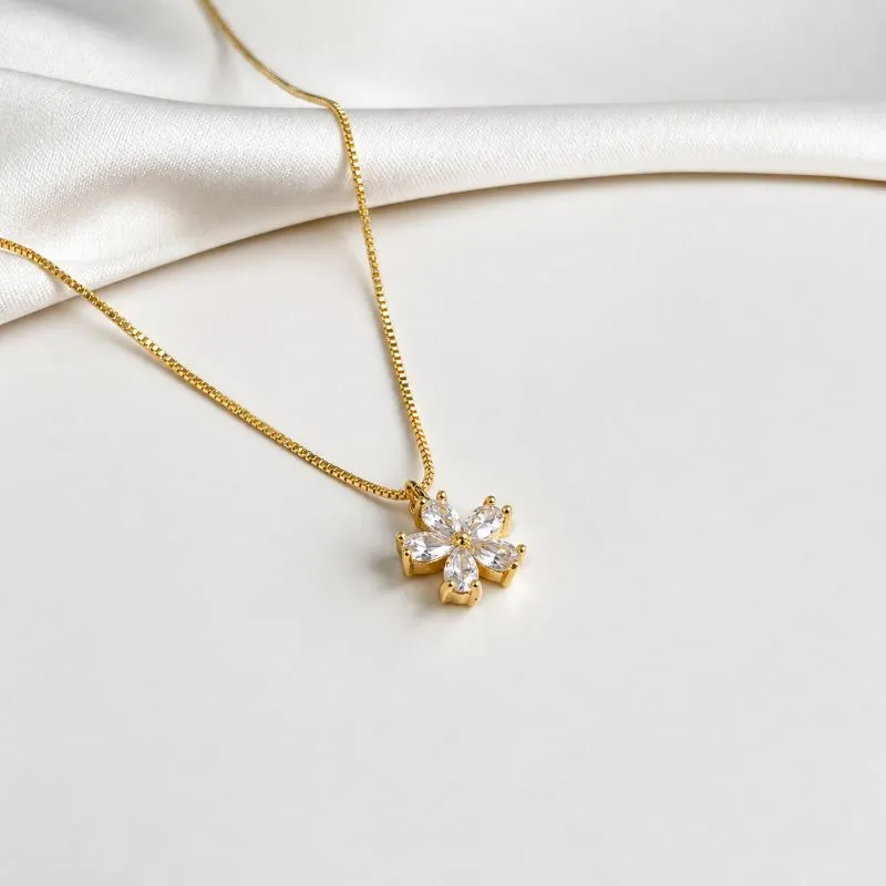 COLAR FLOR DE ZIRCONIAS EM FORMATO DE GOTA
