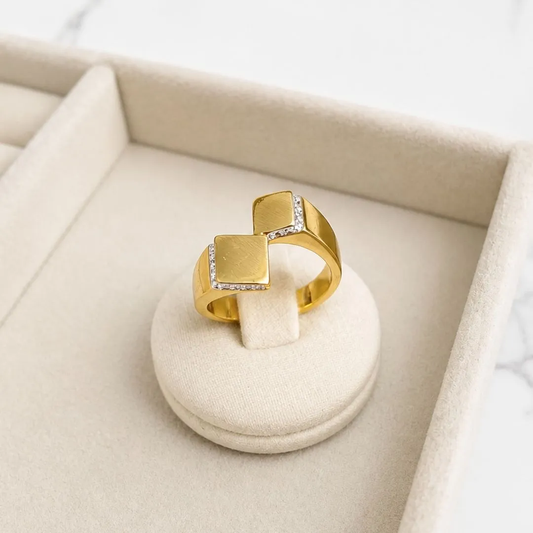 ANEL COM 2 QUADRADOS E DETALHES EM MICRO ZIRCONIA