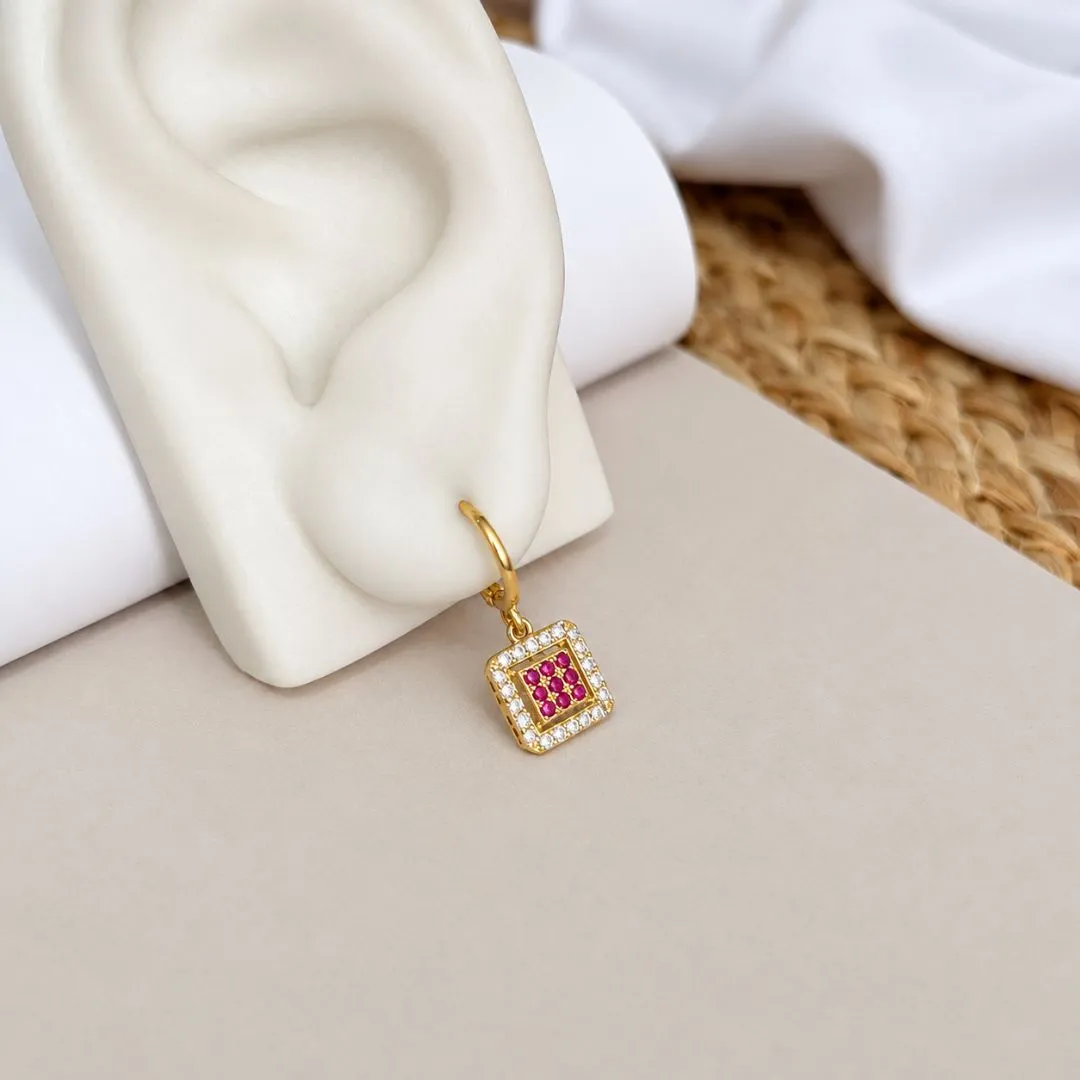 BRINCO ARGOLA CLICK PINGENTE QUADRADO CRAVEJADO COM ZIRCONIA ROSA PINK