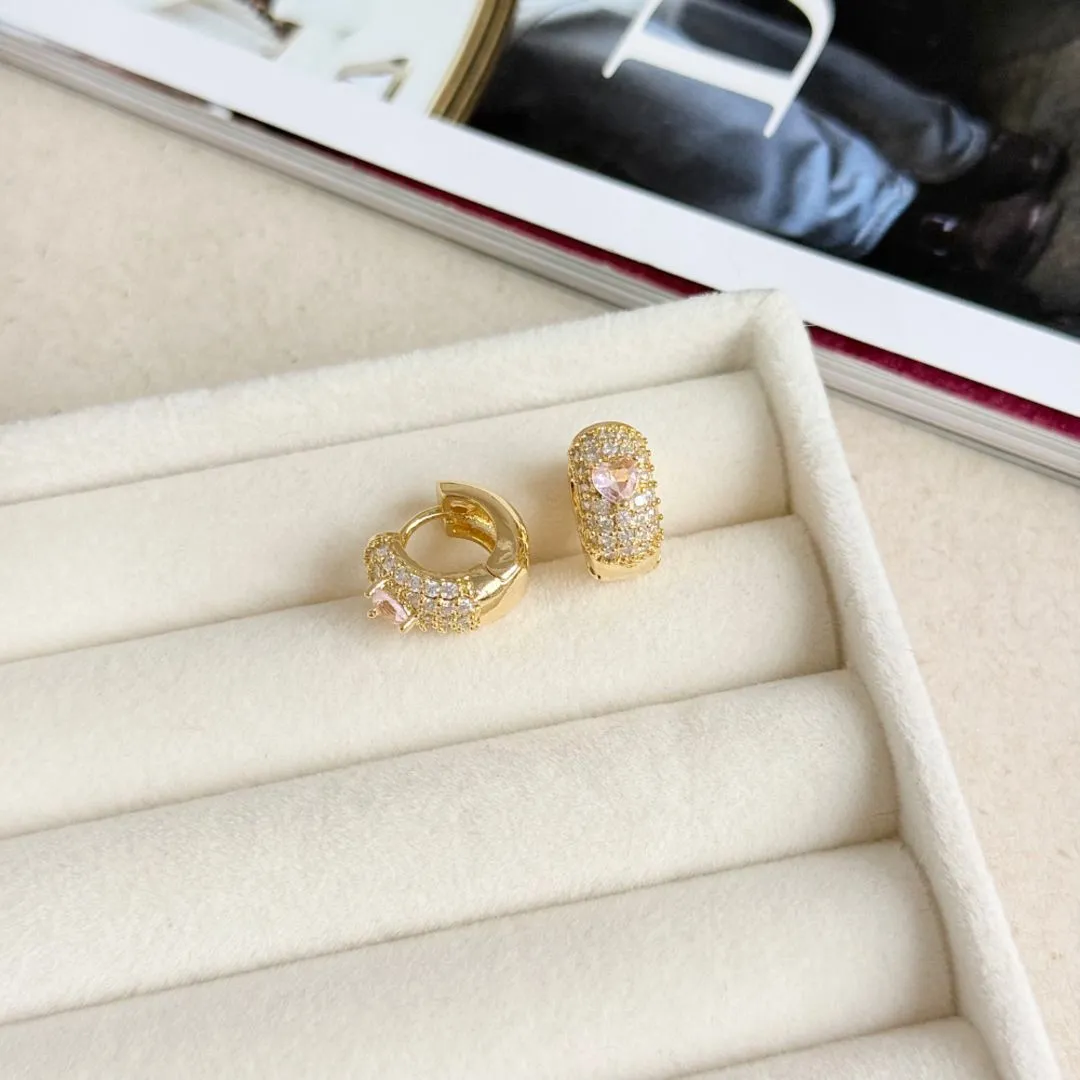 BRINCO ARGOLA CRAVEJADA COM CORAÇÃO ROSA 1,2CM