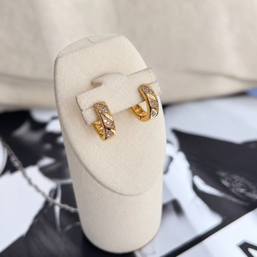 BRINCO ARGOLA ZIRCONIA TRABALHADA