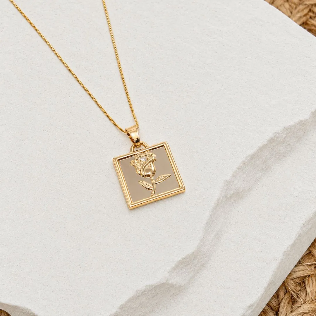 COLAR MEDALHA QUADRADA VAZADA COM UMA ROSA