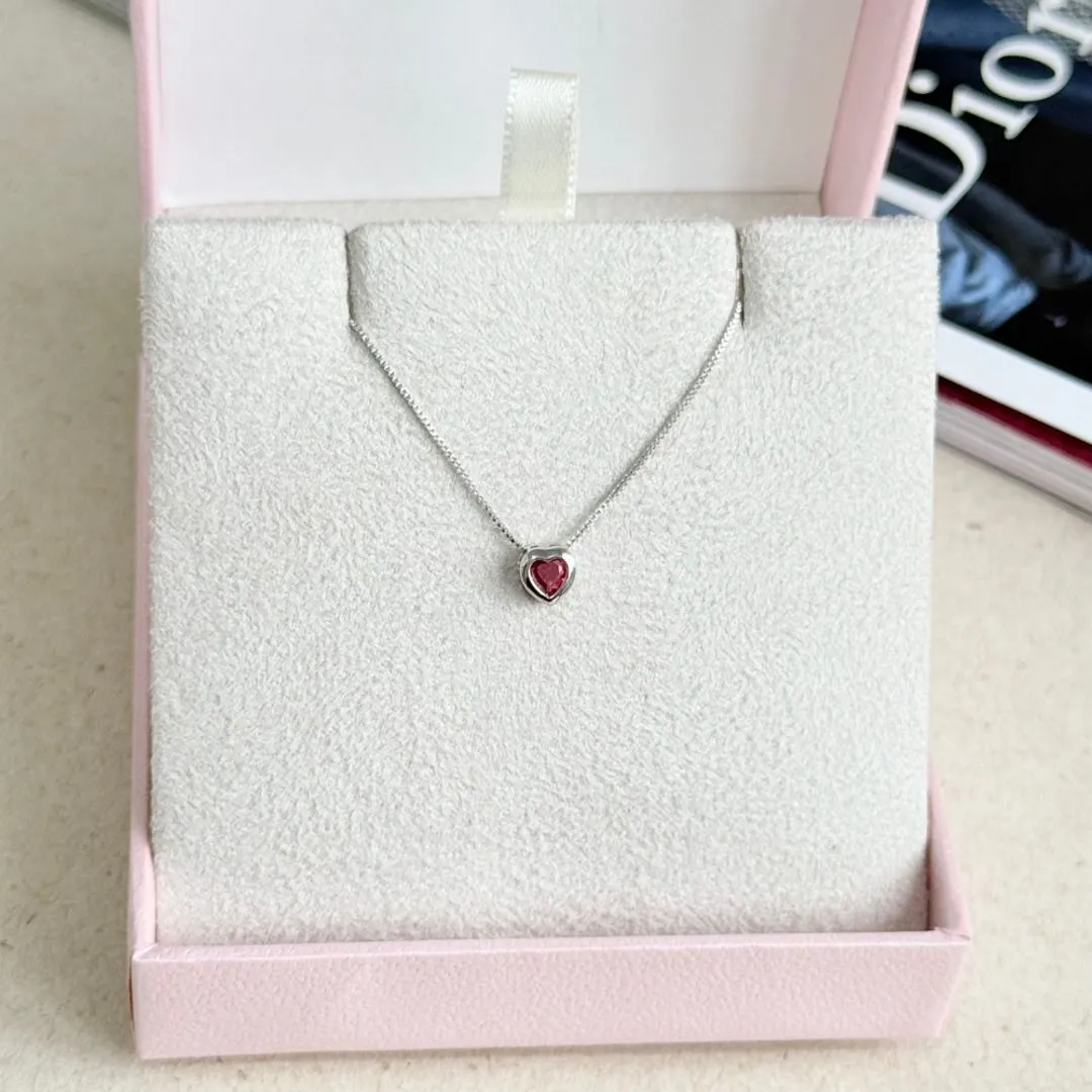 COLAR MINI CORAÇÃO VERMELHO CRAVAÇÃO INGLESA