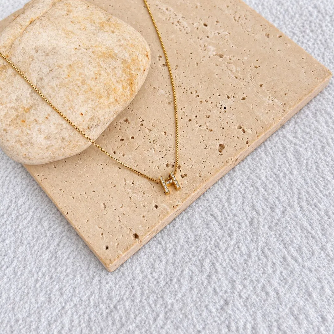 COLAR MINI LETRA CRAVEJADA MICRO ZIRCONIAS - H