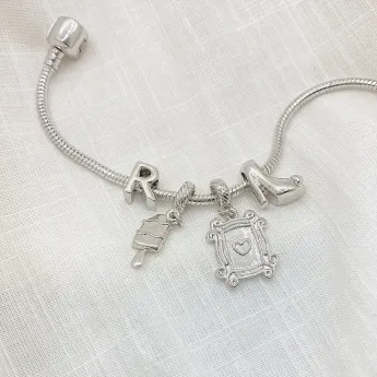 PULSEIRA (INSPIRAÇÃO VIVARA) COM 4 BERLOQUES